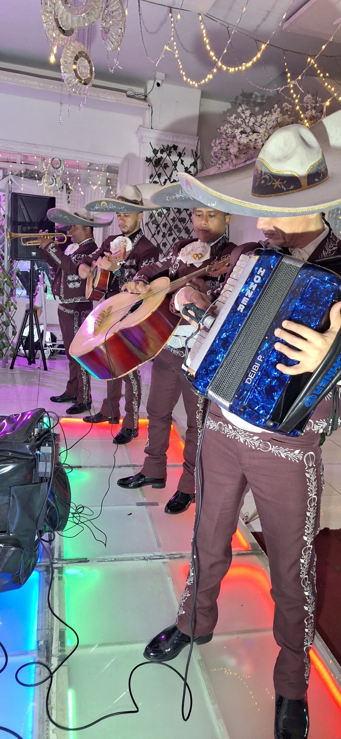 Mariachi con excelente presencia todos con sombreros.